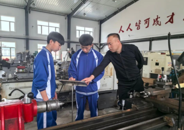 劳动教育课程体系加强学生动手能力实践