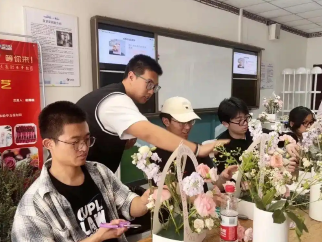 学生们运用色彩搭配和造型技巧深化领会