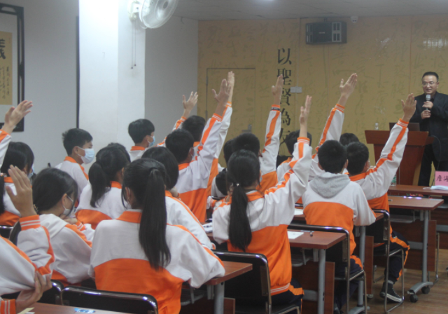 分层分类丰厚多样的选修课程形成体现校