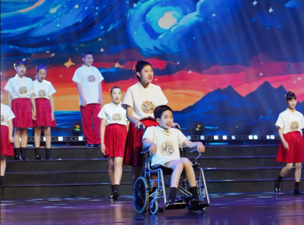 校园教师和孩子们感人的扮演点赞为孩子