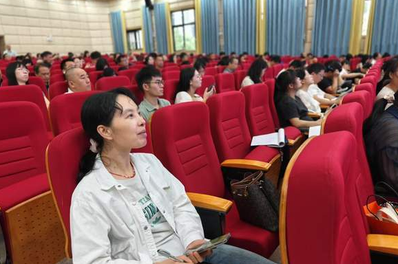 教师们则在专属课堂上快速把握从备课技