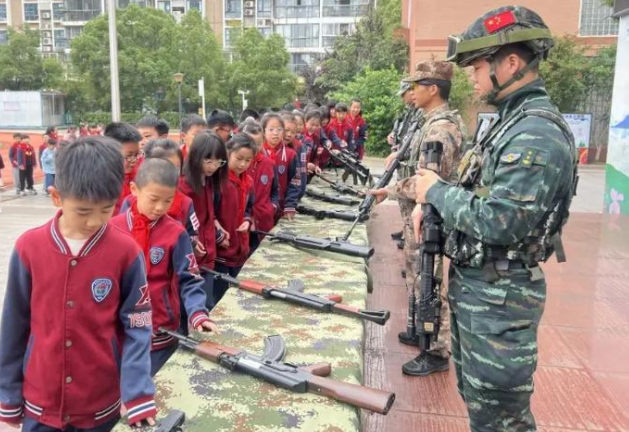 执旗进场全场肃立行礼凝视国旗肃穆氛围