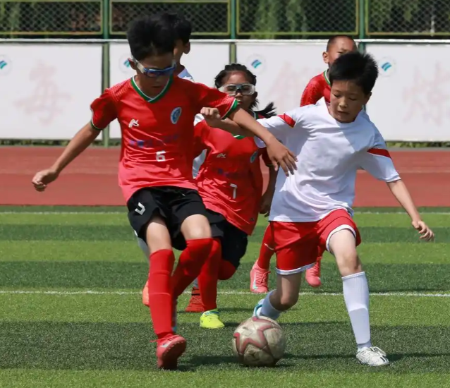 完善交通用餐寄宿资助等帮扶全面展开小班化教育变革