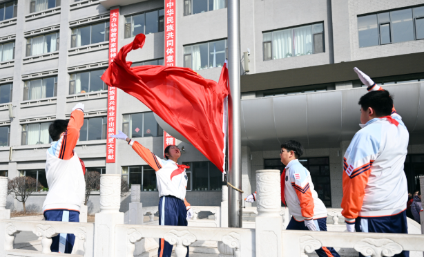 主题班会一体化德育形式年级分层施行善