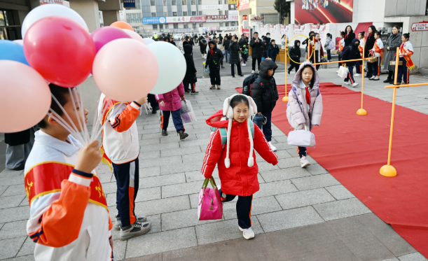 通过科技进讲堂激起学生对科技的兴趣引