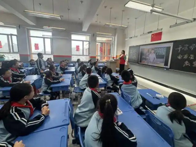 小小礼仪引导员们热心迎接同学们归来大