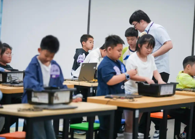 师生共创人机协同的生长性空间减去了学科的壁垒与时空的鸿沟